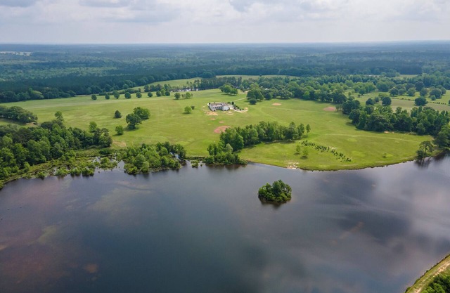 Country Retreat on private 40ac Lake. 250 acres.9 Bedrooms + 2 Dorms -Sleeps 43