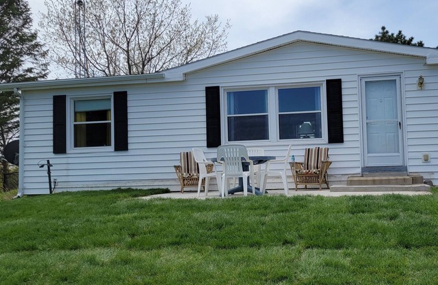 Country setting with a gorgeous Lake view and stunning sunsets/pet friendly.