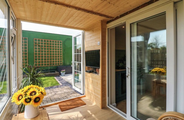 COUNTRY VIEW COTTAGE, pet friendly, with a garden in Burgh Le Marsh