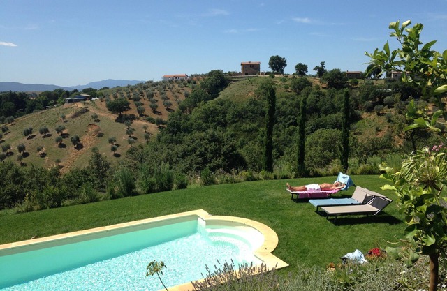 Country villa with pool, wifi & stunning views. Golf, cycling, boating, kiting.