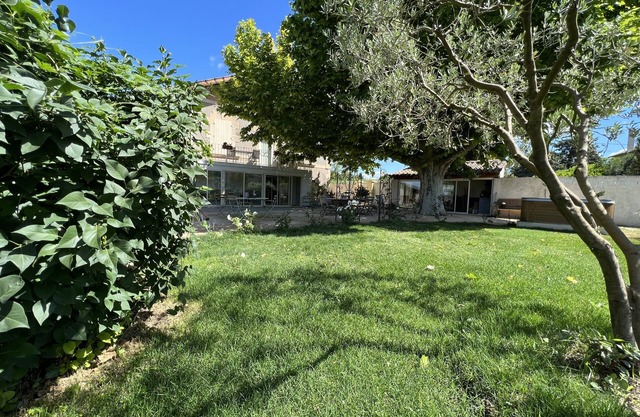 "Countryside Escape: Charm and Serenity in Isle-sur-la-Sorgue"