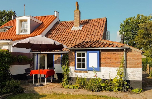 Countryside Bliss: Historic Cottage by the Sea