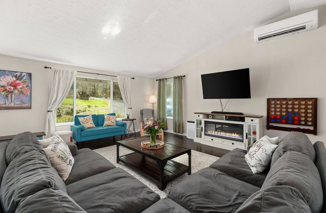 Countryside Getaway: King beds, fire pit, and fast wifi!