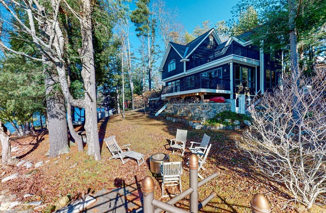 Countryside, lakefront cabin with kayaks, stone fireplace, balcony, & fast WiFi