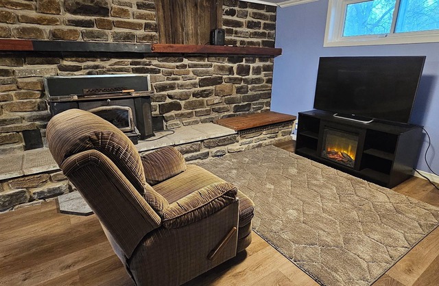Countryside studio daylight basement apartment. 10 minutes to Brockville town