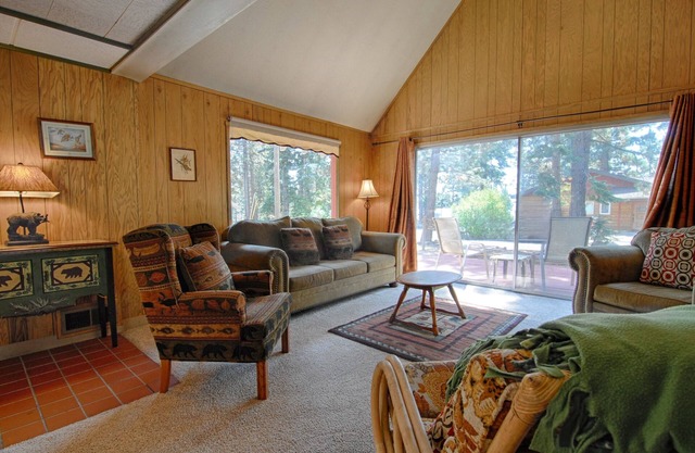 Couples Cabin Across from Lake, Woodstove, Full Kitchen, Pet Friendly