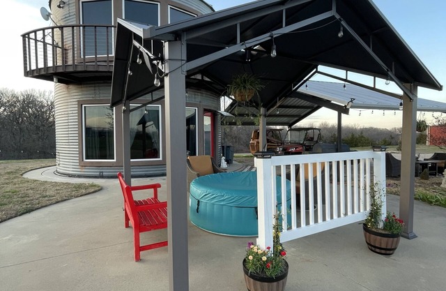 Couples getaway in small town Waxahachie, Texas on10 acres of fields and forest.