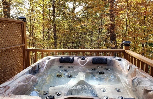 Couples getaway w/king bed, Wi-Fi, & outdoor Hot Tub in WNC Mountains