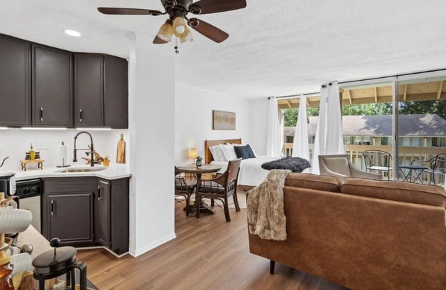 Couples/ Golfers welcome to the studio by the Bay.