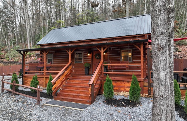 Couples Luxury Retreat/Hot Tub and Pet Friendly Cabin A