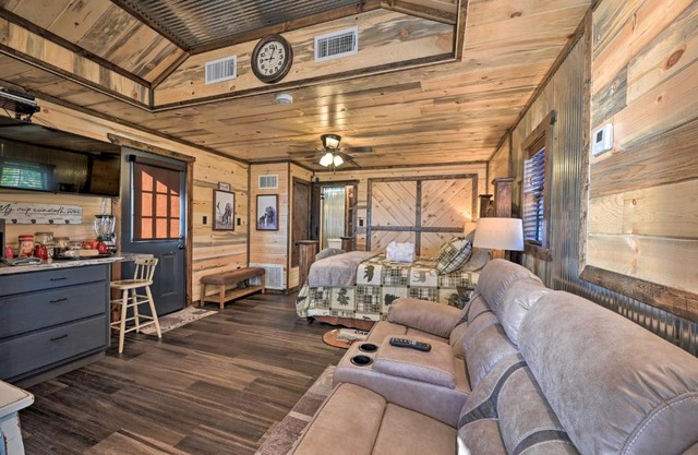 Couples Retreat Woodsy Broken Bow Studio!