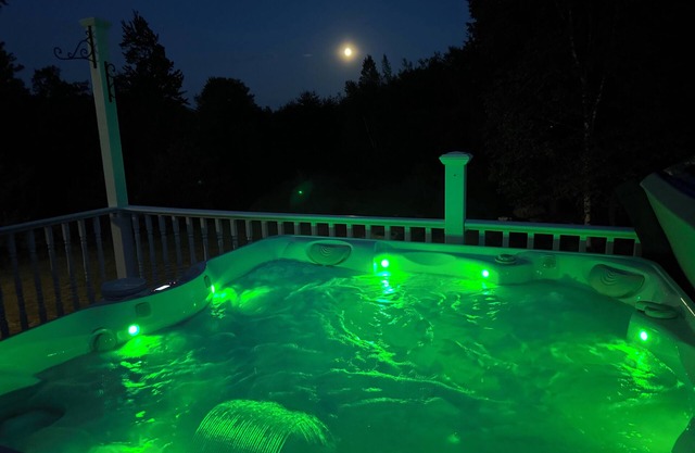 Couples Villa Retreat w/85” Sony HD 8K TV Pool table New Jacuzzi Spa & Game room