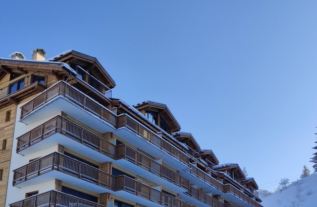 COURCHEVEL 1650, stand. apartment sleeps 8, 100 m gondola, covered parking.