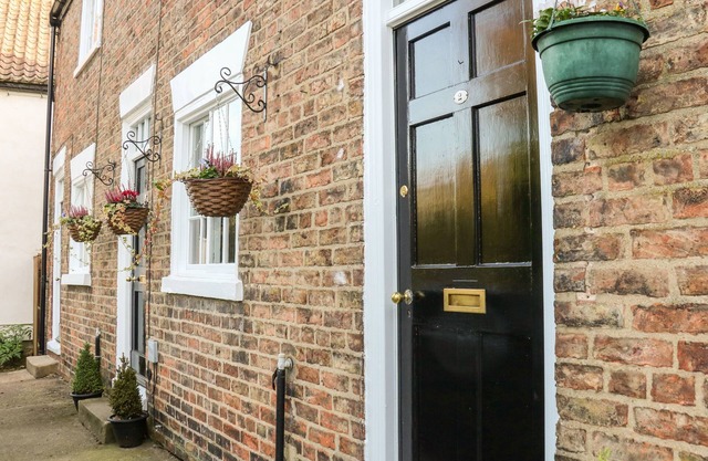 COURT COTTAGE, pet friendly, character holiday cottage in Ripon