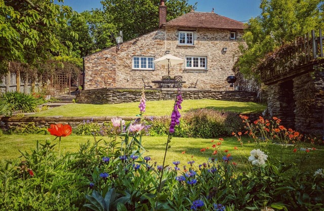 Court Cottage - Three Bedroom House, Sleeps 5