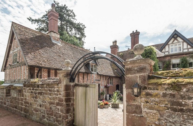 COURTYARD COTTAGE, family friendly, luxury holiday cottage in Meeson