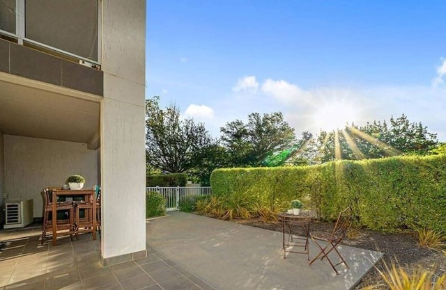 Courtyard ground floor Apt 2 Bed, 1 Bath, 1 Car