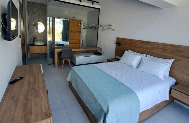 Courtyard Luxury Suites “ APOSTOLOS”