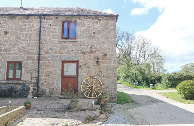 COURTYARD, pet friendly in Porthleven