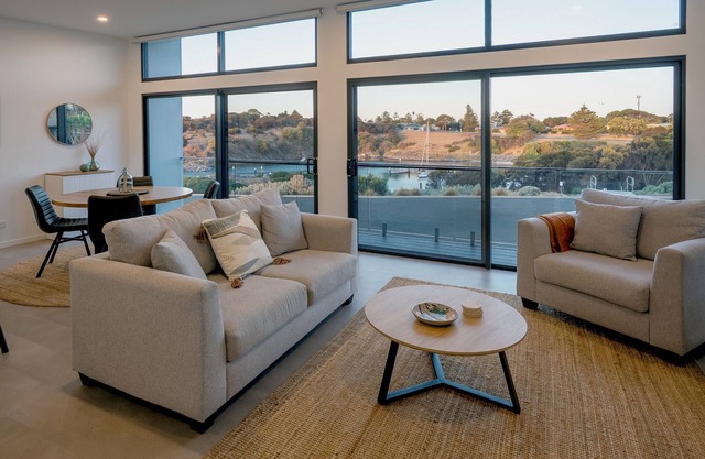 Cove Landing Marina Apartment 2 SS James Comrie Sleeps 4