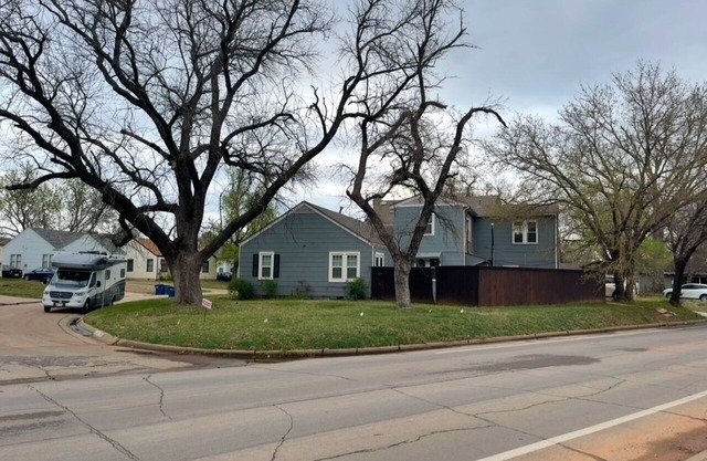Cowboy Getaway.Spacious 4-bedroom house next to campus on University Drive