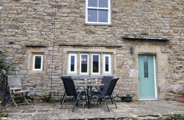 COWLINGS, pet friendly, character holiday cottage in Low Row