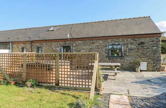 COWSLIP COTTAGE, pet friendly, with hot tub in Haverfordwest