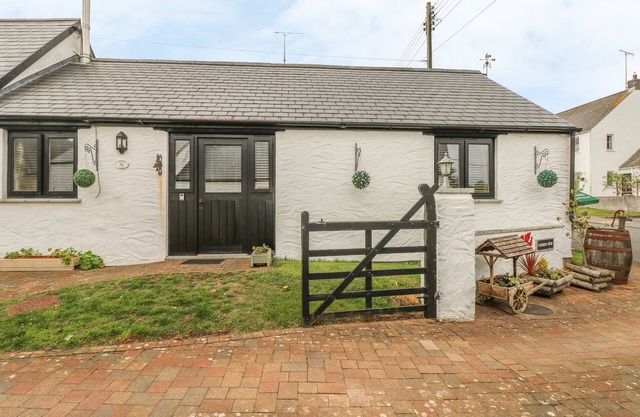 COWSLIP COTTAGE, pet friendly, with a garden in Rosemarket