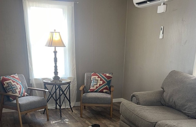 Cozy 1/1 bungalow in quiet neighborhood.