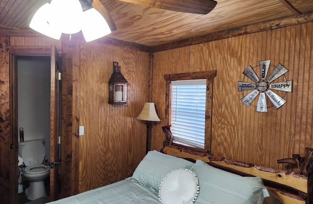 Cozy 1 bd cabin with WiFi and AC in fantastic Show Low