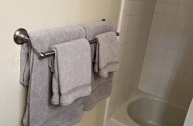 Cozy 1 Bed/1 Bath Condo Laundry inside, Wireless, great location!n