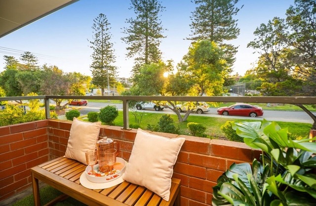 Cozy 1-Bed Apartment in Mosman Park with Ocean Views and Modern Décor