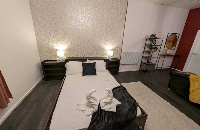 Cozy 1 Bed Apartment with Kitchen in Town