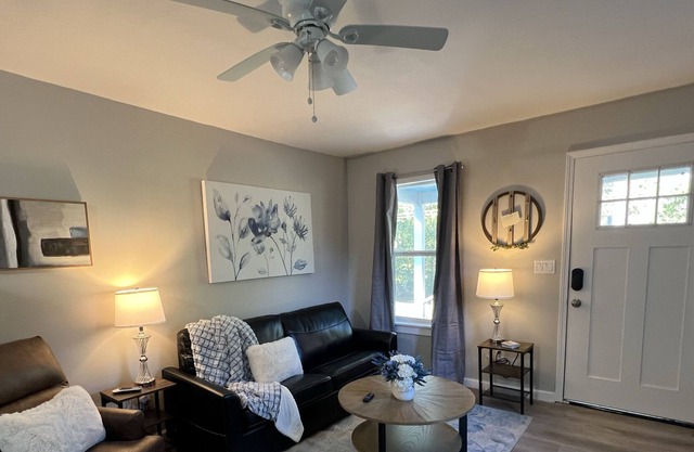 Cozy 1 bedroom 5 blocks from the square