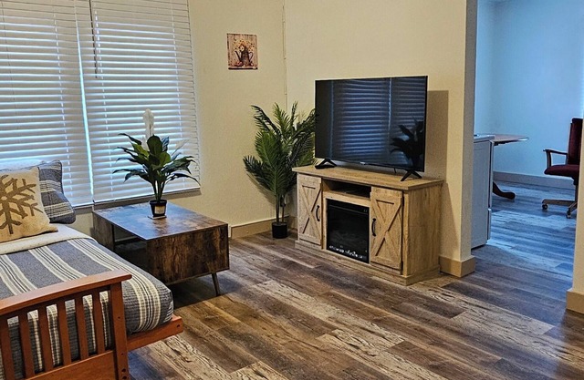 Cozy 1-bedroom apartment with AC, WiFi in serene Metaline Falls