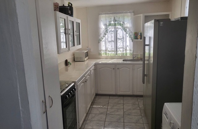 Cozy 1-bedroom apartment in serene St. George's with WiFi, AC