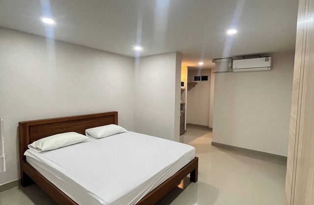 Cozy 1-bedroom apartment near BKK airport with AC, WiFi