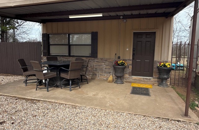 Cozy 1-bedroom apartment in charming Clarksville with WiFi, AC