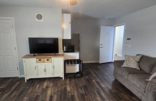 Cozy 1-bedroom apartment in serene Cottonwood with WiFi, AC