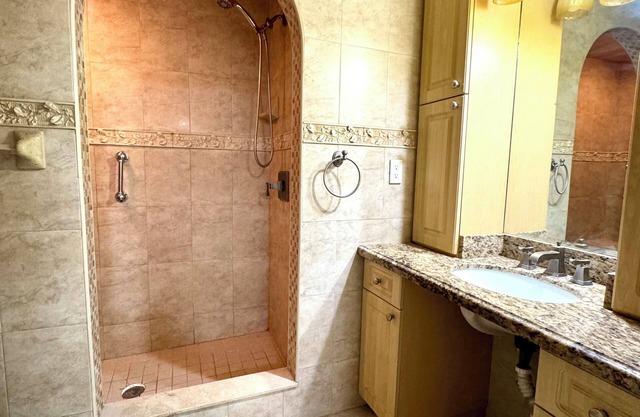 Cozy 1-bedroom apartment with AC, WiFi in charming Hollywood