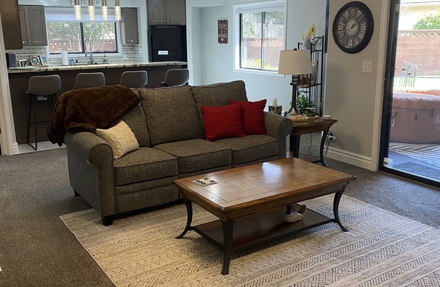 Cozy 1-bedroom apartment in St. George with AC, WiFi, BBQ grill and hot tub