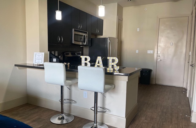 Cozy 1-Bedroom Apartment in Terrific Midtown Houston near Galleria and Downtown!