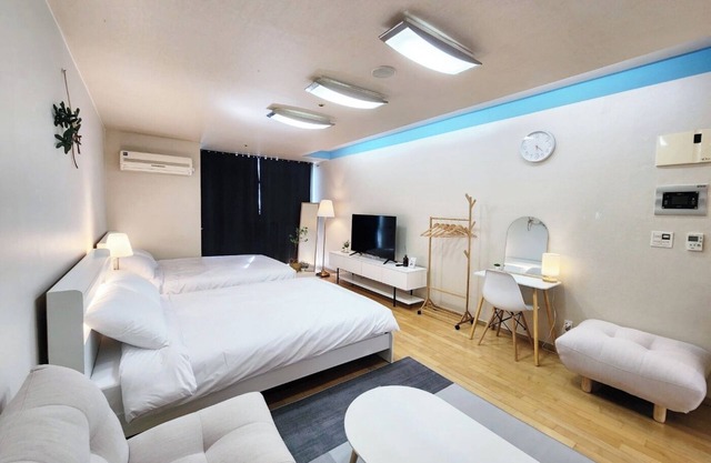 "Cozy 1-bedroom apartment in excellent Seoul with WiFi, AC"