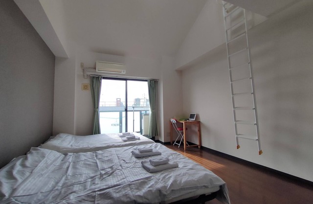 Cozy 1-bedroom apartment with AC and WiFi in enjoyable Osaka