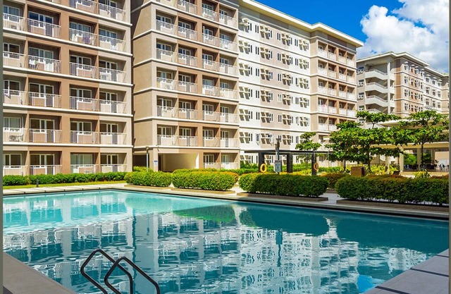 Cozy 1-bedroom condo in wonderful Quezon City with WiFi, AC, and karaoke