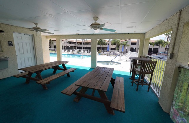Cozy 1-bedroom condo in charming Palm Harbor with WiFi, AC