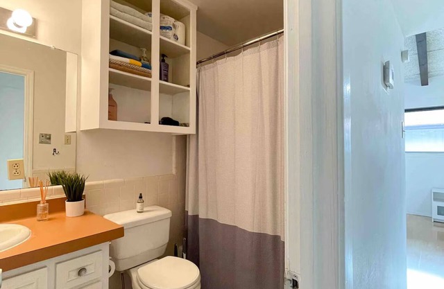 Cozy 1 bedroom condo just minutes away from Moody center and UT Austin!