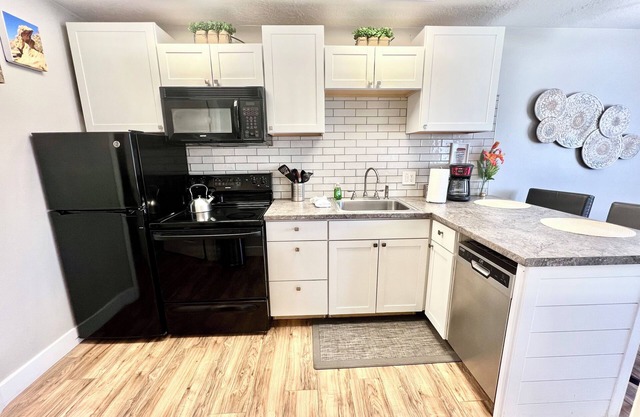 Cozy 1-bedroom condo with fitness room, WiFi in delightful St. George near Zion