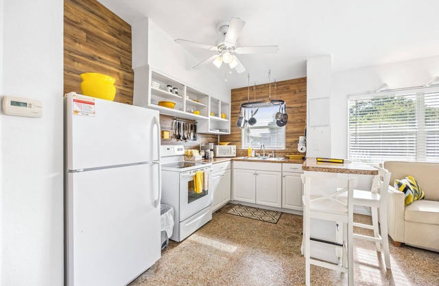 Cozy 1-bedroom Cottage Two Blocks from the Beach in charming Cocoa Beach