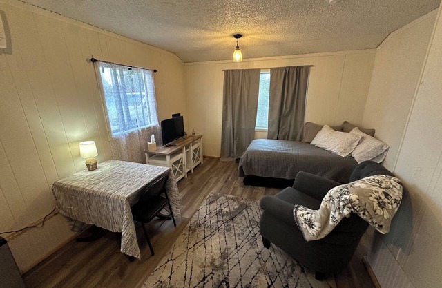 Cozy 1-bedroom House In Springfield with AC, WiFi